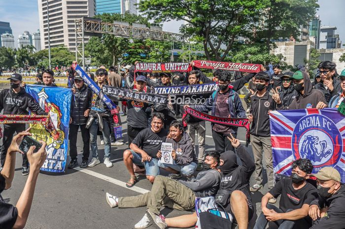 Sejumlah suporter dari klub Liga Indonesia seperti The Jakmania, Viking, Aremania, hingga K-Conk Mania tampak berfoto bersama di Kawasan Car Free Day, Jakarta, 30 Oktober 2022.