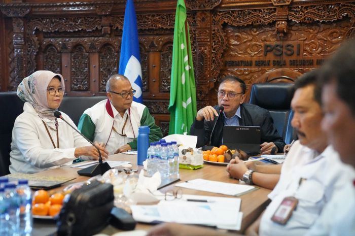 Ketua Umum PSSI, Mochamad Iriawan memimpin rapat tim transformasi sepak bola Indonesia, di Kantor PSSI, GBK Arena, Senayan, Jakarta, Senin (31/10/2022).