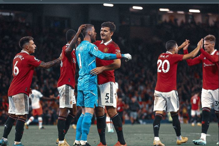 Para pemain Manchester United merayakan keberhasilan tim usai menang 1-0 atas West Ham United dalam lanjutan Liga Inggris 2022-2023.