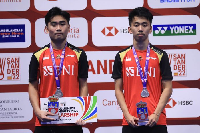 Pasangan ganda putra Indonesia, Muh Putra Erwiansyah/Patra Harapan Rindorindo, saat meraih medali perak Kejuaraan Dunia Junior 2022.