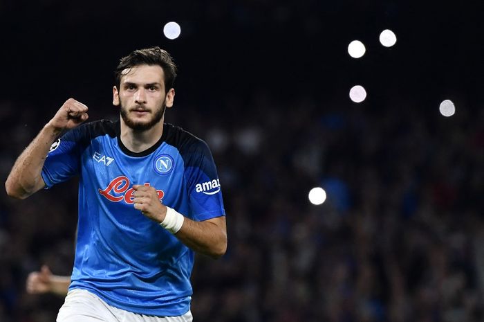 Napoli sedang berjuang mempertahankan Khvicha Kvaratskhelia di saat sang penyerang diincar klub lain di bursa transfermusim panas 2024.