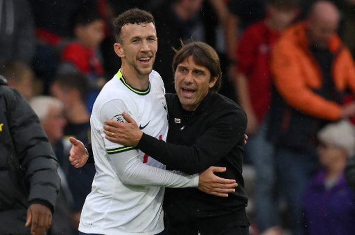 Antonio Conte (kanan) dan Ivan Perisic merayakan gol Tottenham ke gawang Bournemouth pada lanjutan Liga Inggris (29/10/2022).