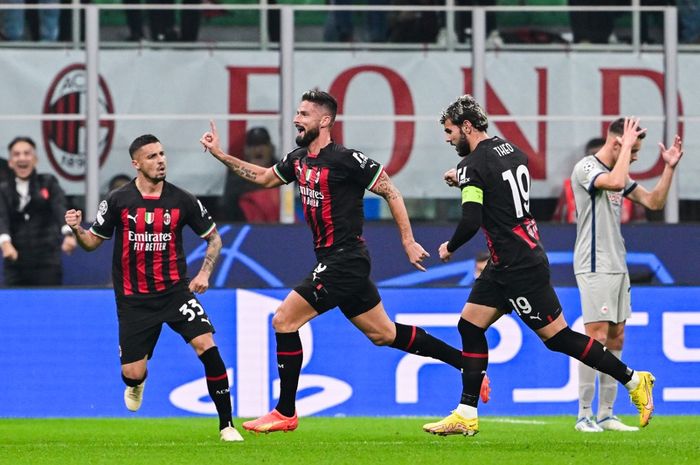 Olivier Giroud (tengah) merayakan gol dalam laga Liga Champions antara AC Milan vs Salzburg di San Siro (2/11/2022).