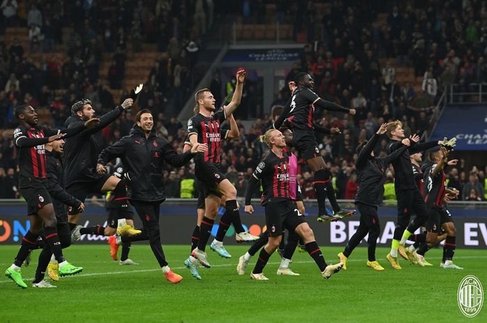 Para pemain AC MIlan merayakan kelolosan mereka ke babak 16 besar Liga Champions 2022-2023.