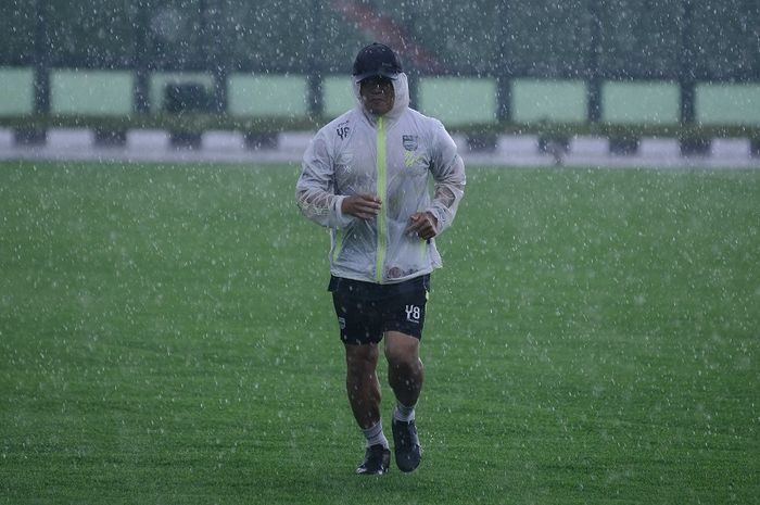 Pelatih fisik Persib Bandung, Yaya Sunarya, pada sesi latihan di Stadion Siliwangi pada Rabu (2/11/2022)