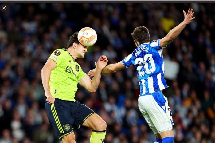 Aksi Harry Maguire dalam laga melawan Man United vs Real Sociedad di Liga Europa.