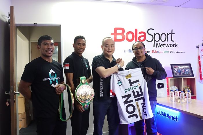 Dua petinju juara  WBC Asia Continental, Hebi Marapu (kiri) dan Jon Jon Jet (kanan) bersama CEO XBC Sportech, Urgyen Rinchen Sim, saat berkunjung ke kantor Bolasport.com di Jakarta, Kamis (3/11/2022).