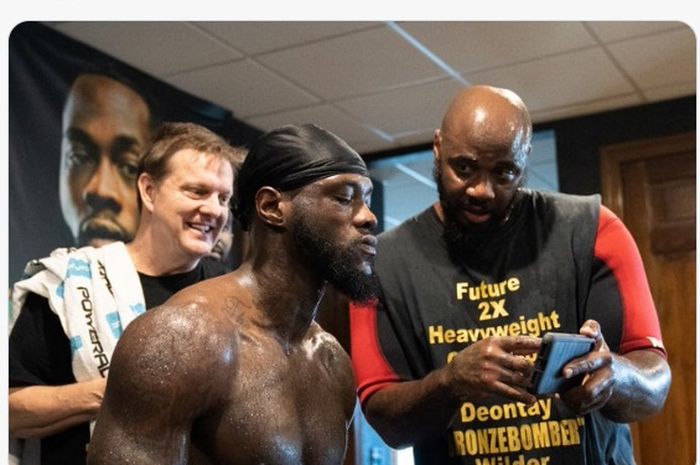 Pelatih Deontay Wilder, Malik Scott membuat respons pedas soal wacana duel tinju Tyson Fury vs Anthony Joshua.