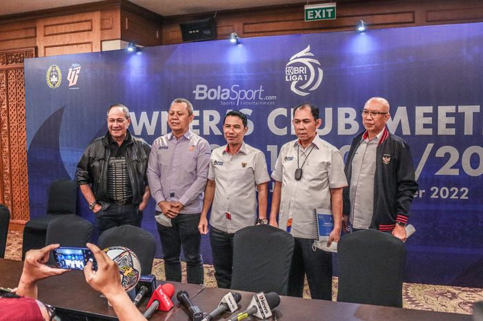 (Dari kiri ke kanan) Leo Siegers, Sudjarno, Yunus Nusi, Juni Rahman, Antoni, sedang berfoto bersama di Hotel Sultan, Senayan, Jakarta, 4 November 2022.