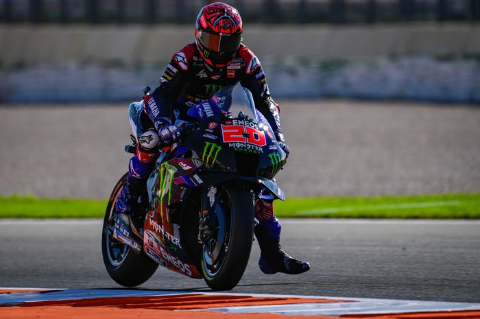 Pembalap Monster Energy Yamaha, Fabio Quartararo di sesi latihan bebas hari Jumat pada  MotoGP Valencia 2022