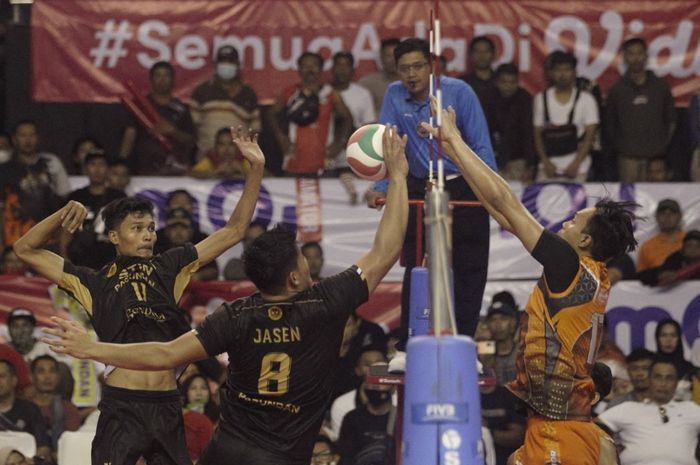 STIN Pasundan (jersey hitam) mengalahkan BIN Samator pada pertandingan final four Livoli Divisi Utama 2022 di GOR Kimageti, Magetan, Jawa Timur, Sabtu (5/11/2022)