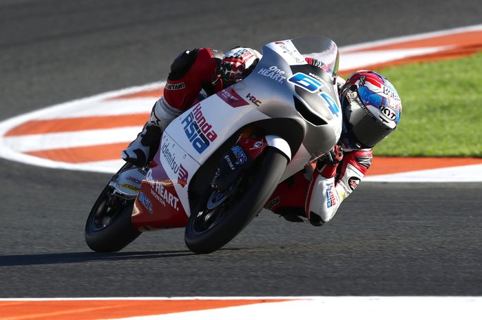 Pembalap Indonesia yang tampil mencari starting grid terbaiknya menurut hasil kualifikasi Moto3 Valencia 2022, Mario Suryo Aji atau Mario Aji.