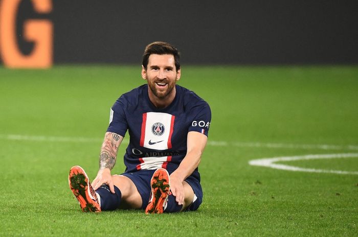 Reaksi Lionel Messi dalam laga PSG vs Lyon di Groupama Stadium pada duel Liga Prancis (18/9/2022).