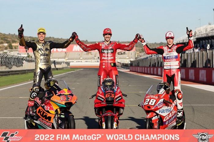 Dari kiri ke kanan, (Juara Dunia Moto2)  Augusto Fernandez (Kalex Red Bull KTM Ajo ), (Juara Dunia MotoGP 2022) Francesco Bagnaia , dan Juara Dunia Moto3 (Gaviota GASGAS Aspar Team)  Izan Guevara berpose setelah MotoGP Valencia 2022 di Sirkuit Ricardo Tormo, Valencia, Minggu (6/11/2022).