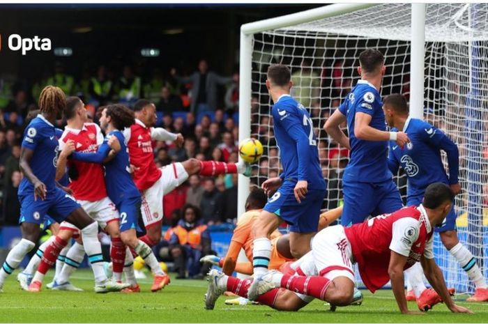 Pemain Arsenal, Gabriel Magalhaes (dengan bola) mencetak gol ke gawang Chelsea pada laga pekan ke-15 Liga Inggris 2022-2023, Minggu (6/11/2022) malam WIB.