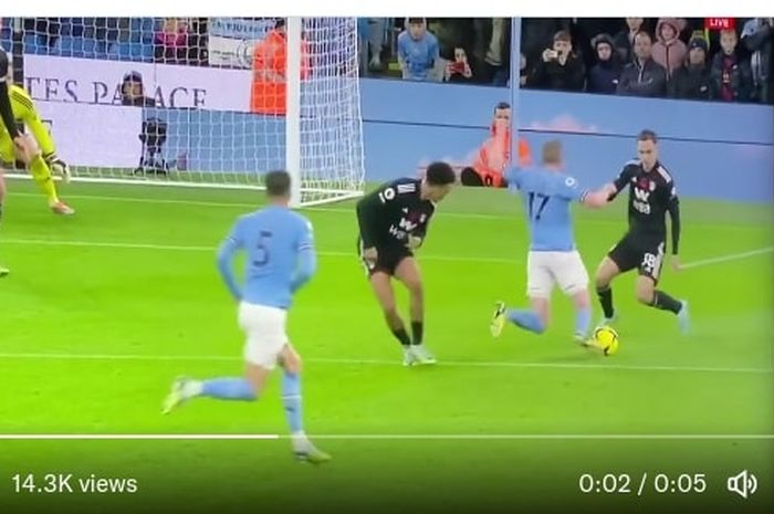 Momen Kevin De Bruyne (17) terjatuh dan menghasilkan penalti yang sukses dieksekusi Erling Haaland untuk menangkan Manchester City atas Fulham di Liga Inggris (5/11/2022).