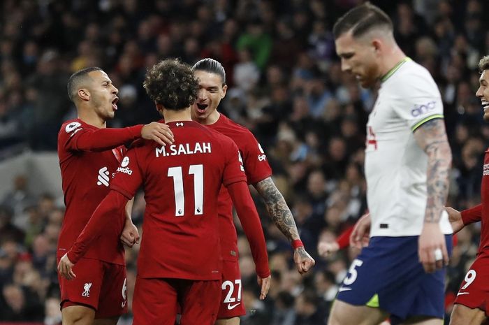 Selebrasi para pemain Liverpool usai Mohamed Salah mencetak gol ke gawang Tottenham Hotspur pada partai pekan ke-15 Liga Inggris 2022-2023, Minggu (6/11/2022).