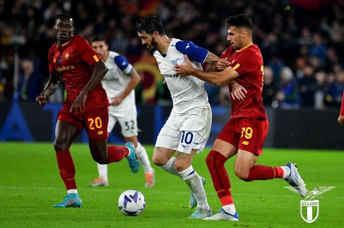 Gelandang Lazio, Luis Alberto, berebut bola dengan wing back AS Roma, Zeki Celik, dalam giornata 13 Liga Italia 2022-2023 di Stadion Olimpico, Minggu (6/11/2022).