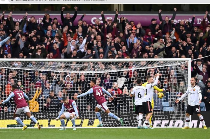 Ekspresi kecewa para pemain Manchester United setelah Jacob Ramsey mencetak gol untuk Aston Villa ke gawang David de Gea dalam matchday 15 Liga Inggris 2022-2023 di Stadion Villa Park, Minggu (6/11/2022).