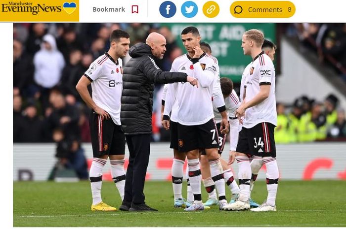 Pelatih Manchester United, Erik ten Hag, memberikan instruksi kepada Donny van de Beek (paling kanan) pada laga Liga Inggris melawan Aston Villa di Villa Park, Minggu (6/11/2022).