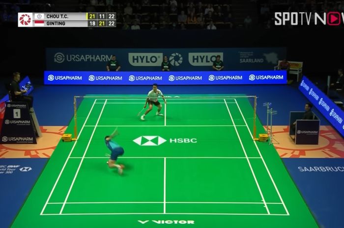 Momen ketika pukulan Chou Tien Chen (Taiwan) dinyatakan fault saat melawan Anthony Sinisuka Ginting (Indonesia) pada final Hylo Open 2022 di Saarlandhalle Saarbruecken, Jerman, 6 November 2022.