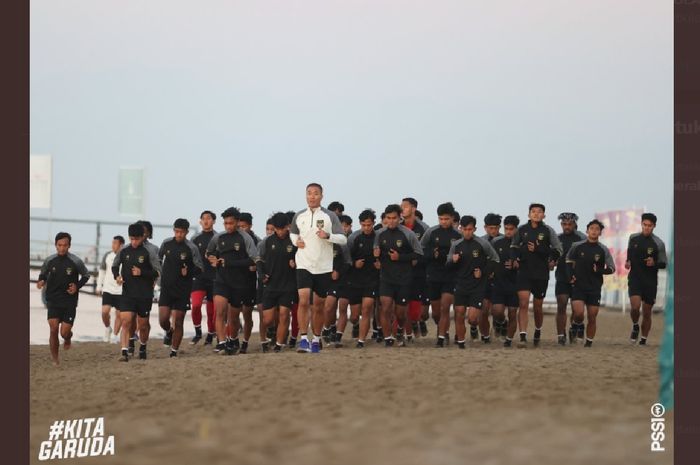 Skuad Timnas U-20 Indonesia menjalani latihan fisik di salah satu pantai di Kota Antalya, Turki.