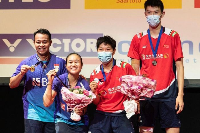 Pasangan ganda campuran Indonesia, Rehan Naufal Kusharjanto/Lisa Ayu Kusumawati (kiri), menjadi juara pada ajang Hylo Open 2022.