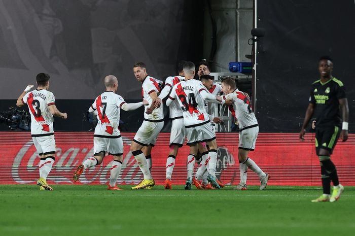 Gelandang Rayo Vallecano, Alvaro Garcia Rivera (kedua-kanan), merayakan dengan rekan satu tim setelah mencetak gol kedua timnya dalam pertandingan Liga Spanyol 2022-2023 antara Rayo Vallecano  vs Real Madrid di Stadion Vallecas, Selasa (8/11/2022) dini hari WIB.