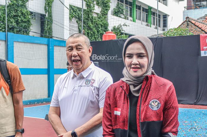 Ketua Perbasi, Denny Kosasih (kiri) dan Sekretaris Jendral Perbasi, Nirmala Dewi (kanan), saat sedang memberikan keterangan kepada awak media di SMP 74 Jakarta, 8 November 2022.