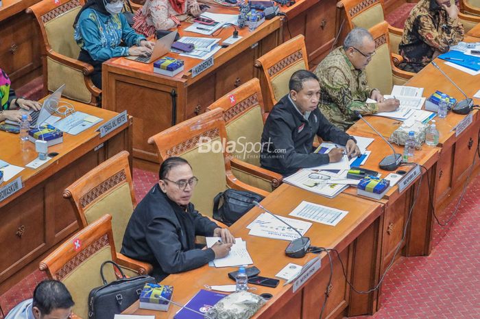 Menteri Pemuda dan Olahraga Republik Indonesia, Zainudin Amali (kanan) dan Ketua Umum PSSI, Mochamad Iriawan (kiri) tampak menghadiri rapat di Gedung DPR RI, Jakarta, 8 November 2022.