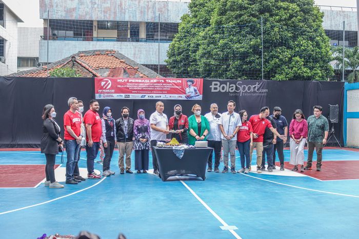 Perbasi merayakan Hari Ulang Tahun ke-71 dengan acara potong tumpeng di SMP 74 Jakarta, 8 November 2022.