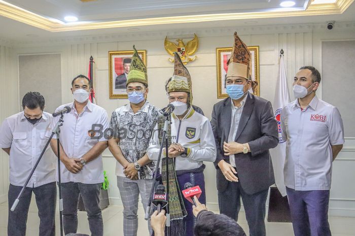 Menteri Pemuda dan Olahraga Republik Indonesia, Zainudin Amali, tampak menjalani sesi jumpa pers bersama rombongan Jeka Saragih dan Ardi Bakrie selaki Ketua KOBI di Kantor Kemenpora, Jakarta, 9 November 2022.