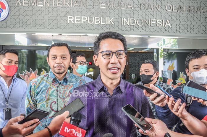 Direktur Utama PPKGBK, Rakhmadi Afif Kusumo, sedang memberikan keterangan kepada awak media di Kantor Kemenpora, Jakarta, 9 November 2022.