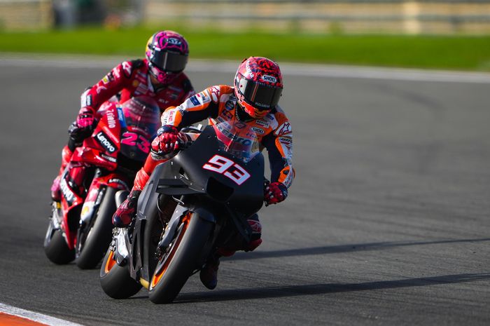 Marc Marquez di depan pembalap Ducati, Enea Bastianini, di Tes MotoGP Valencia 2022 (8/11)