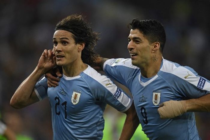 Luis Suarez (kanan) dan Edinson Cavani saat membela timnas Uruguay (24/6/2019). Suarez dan Cavani akan memainkan Piala Dunia terakhirnya di Qatar 2022.