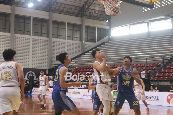 Suasana pertandingan perempat final IBL Indonesia Cup 2022, Prawira Harum Bandung menghadapi Bima Perkasa Yogyakarta  di GOR Sritex Arena, Surakarta, Jawa Tengah, pada Kamis, 10 November 2022