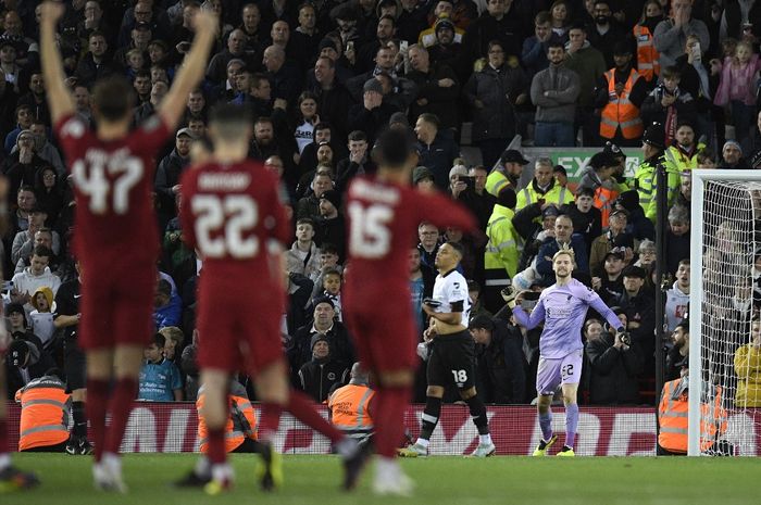 Arsenal tamat di Carabao Cup, sedangkan Liverpool selamat pada ajang Liga Inggris berkat aksi Caoimhin Kelleher yang tepis 3 penalti.