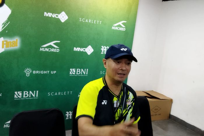 Pelatih tunggal putra Malaysia, Hendrawan, saat menjawab pertanyaan media di sela-sela penyelenggaraan turnamen Bright Up Cup 2022 di Tennis Indoor, Senayan, Jakarta, Kamis (10/11/2022).