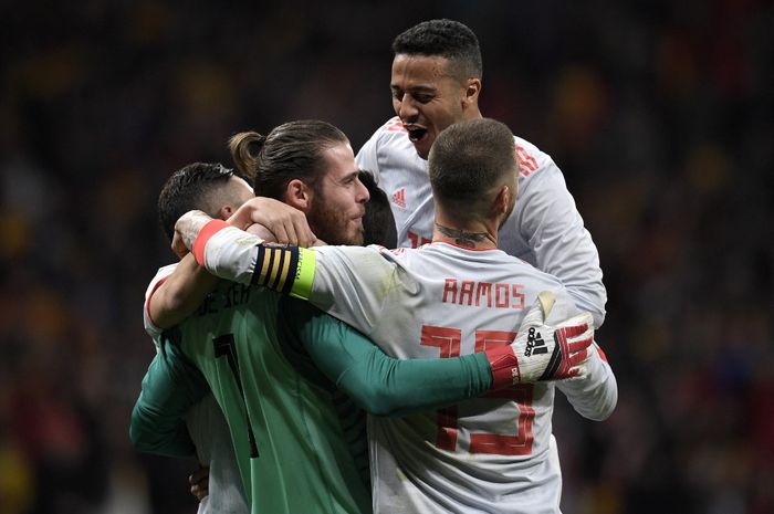 David De Gea (kiri), Thiago Alcantara, dan Sergio Ramos saat membela timnas Spanyol hadapi Argentina di Madrid (27/3/2018). Ketiga pemain senior itu tak dibawa Luis Enrique ke Piala Dunia 2022.