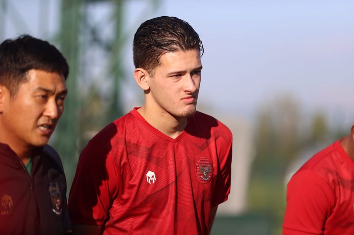 Calon pemain naturalisasi Indonesia, Justin Hubner, berlatih bersama timnas U-20 Indonesia di Turki