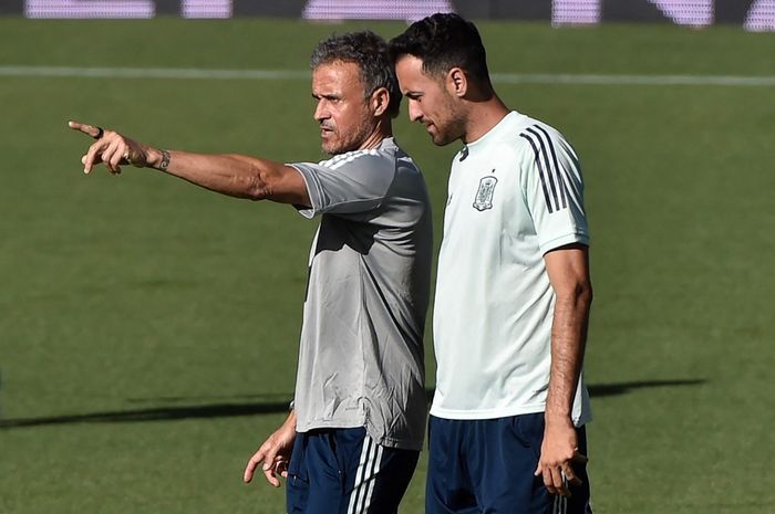 Pelatih timnas Spanyol, Luis Enrique, berbicara dengan Sergio Busquets saat sesi latihan di Seville (1/6/2022). Kapten Barcelona itu akan menjabat tugas yang sama di Piala Dunia 2022.