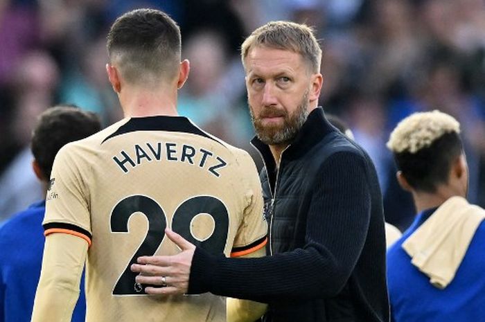 Graham Potter (kanan) bersama Kai Havertz saat Chelsea dikalahkan Brighton and Hove Albion dalam duel Liga Inggris di America Express Stadium (29/10/2022).