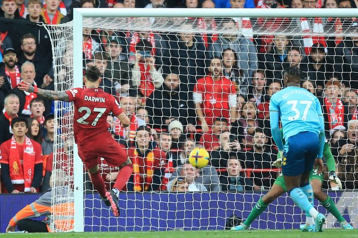 Penyerang Liverpool, Darwin Nunez, saat mencetak gol ke gawang Southampton dalam partai pekan ke-16 Liga Inggris 2022-2023, Sabtu (12/11/2022).