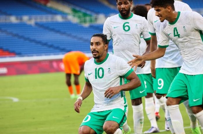 Salem Al-Dawsari (10) merayakan golnya untuk timnas Arab Saudi ke gawang Pantai Gading di Olimpiade Tokyo (22/7/2021). Dia kini memimpin serangan tim di Piala Dunia 2022.