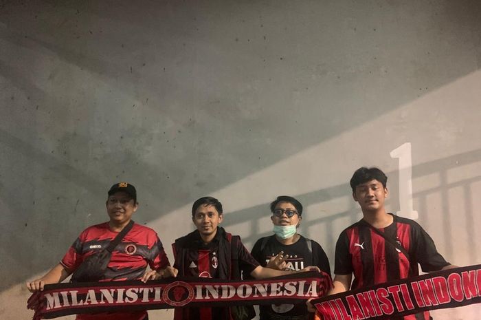 Milanisti yang hadir dalam laga persahabatan tim John Terry vs tim Alessandro Nesta yang berjalan 45 menit di Stadion Patriot Candrabhaga, Bekasi, Sabtu (12/11/2022).