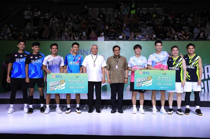 Pasangan ganda putra Indonesia Fajar Alfian/Pramudya Kusumawardana dan Muhammad Shohibul Fikri/Bagas Maulana dalam pembagian hadiah bersama ganda putra Malaysia Aaron Chia/Nur Izzuddin Rumsani dan Ong Yew Sin/Teo Ee Yi di Tenis Indoor Senayan, Jakarta, Jumat, 11 November 2022