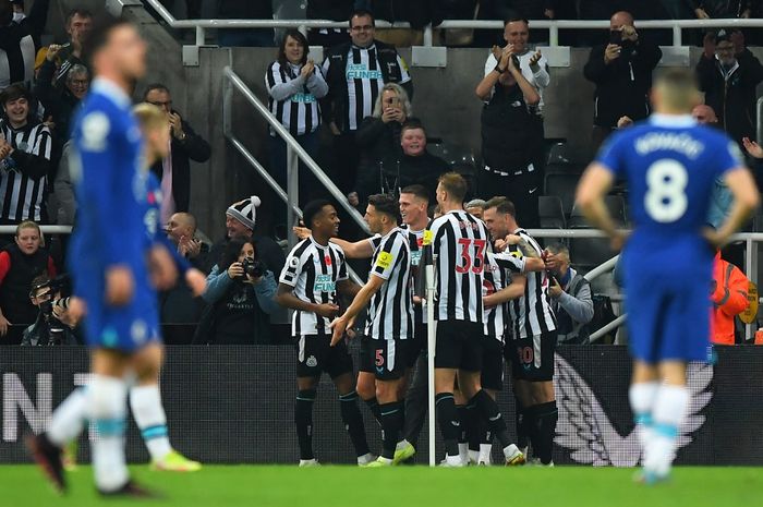 Joe Willock (paling kiri) merayakan golnya bersama rekan-rekannya dalam laga Newcastle United vs Chelsea pada pekan ke-16 Liga Inggris 2022-2023, Minggu (13/11/2022) dini hari WIB.