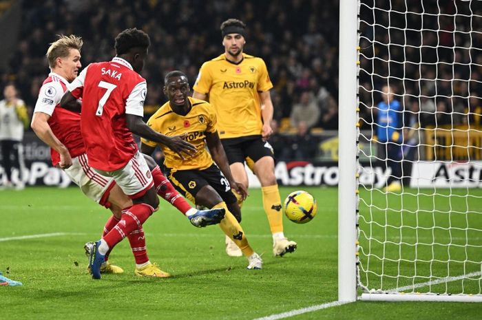 Kapten Arsenal, Martin Odegaard, mencetak gol ke gawang Wolverhampton Wanderers dalam matchday 16 Liga Inggris 2022-2023 di Stadion Molineux, Sabtu (12/11/2022).