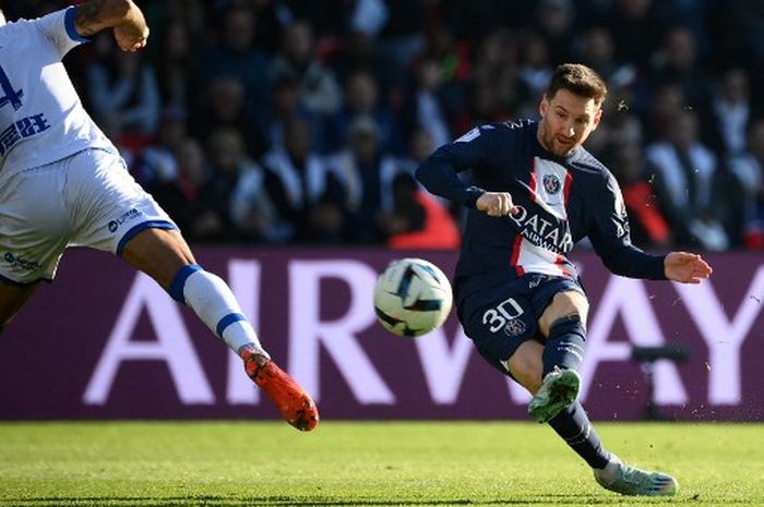 Lionel Messi menembak bola dalam duel Liga Prancis antara PSG vs Auxerre di pekan ke-15 Liga Prancis (13/11/2022).