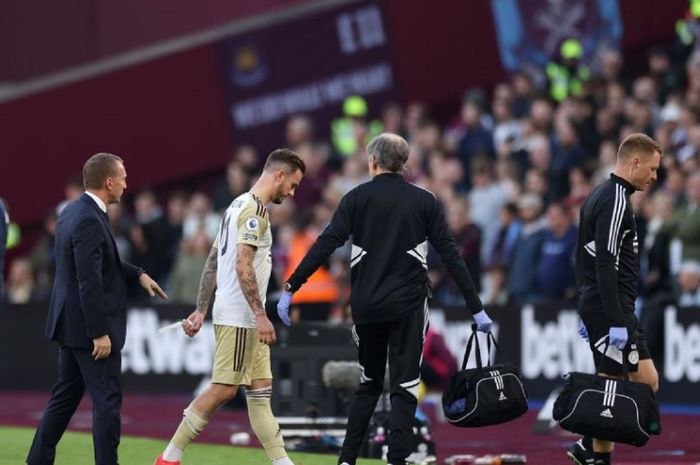 Momen James Maddison saat ditarik keluar usai mengalami cedera saat membela Leicester City dalam laga melawan West Ham United pada partai pekan ke-16 Liga Inggris 2022-2023, Sabtu (12/11/2022) malam WIB.